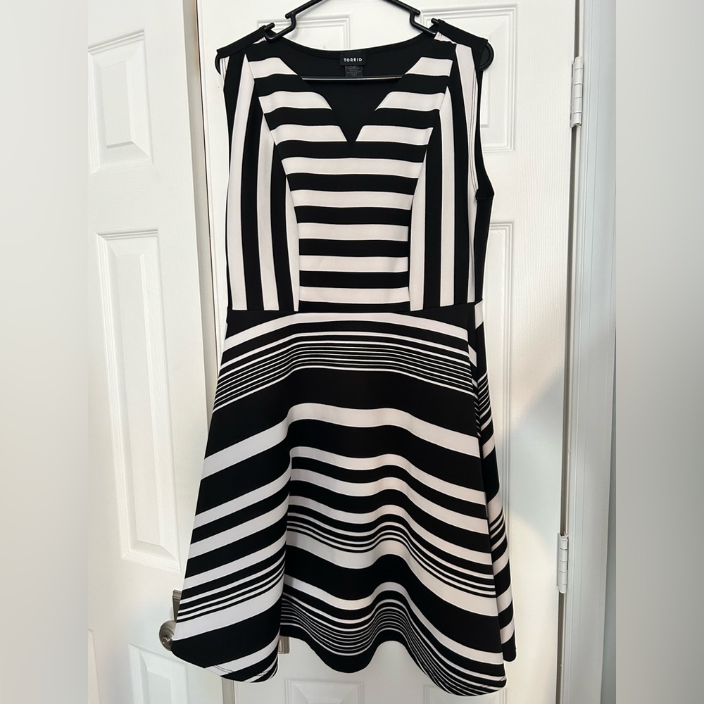 Size 1 Torrid Sleeveless Black & White striped dress 🤍🖤